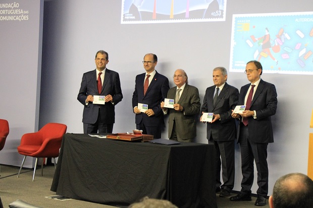 From left to right: João Cadete de Matos, João Bento, José Amado da Silva, Álvaro Dâmaso and Pedro Duarte Neves after the launch ceremony of the philatelic emission.