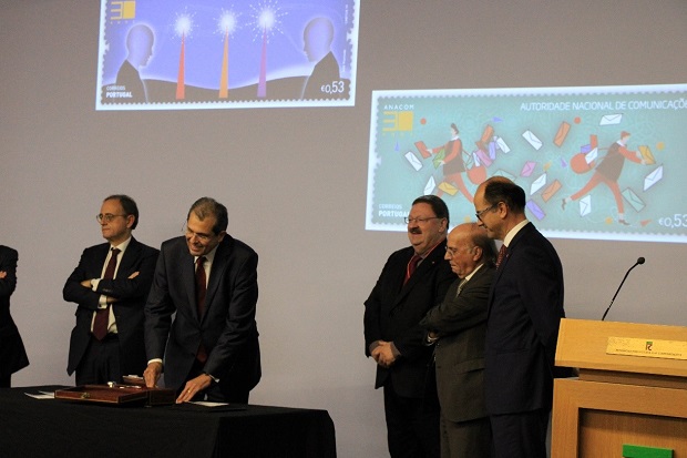 Moment of the first day cancellation ceremony of ANACOM's 30th anniversary commemorative philatelic emission.