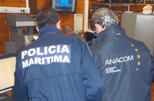 Operação de fiscalização no âmbito do protocolo de cooperação existente entre a ANACOM e a Autoridade Marítima Nacional, realizada a 10.11.2017, no Porto de Pesca Costeira de Aveiro.