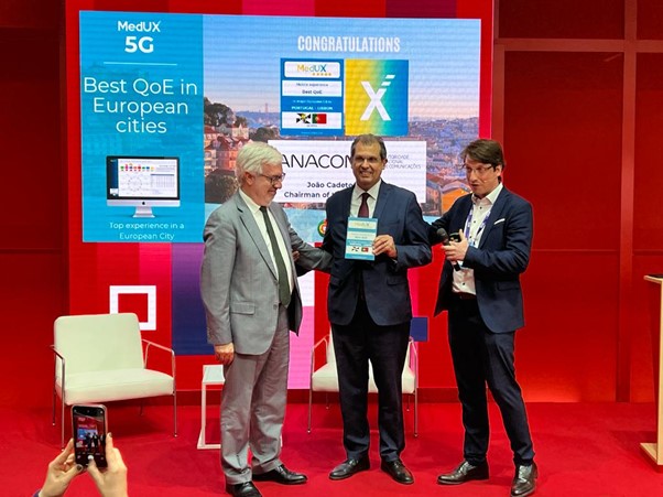 Momento da entrega do MedUX Best 5G QoE Award ao Presidente da ANACOM (ao centro)