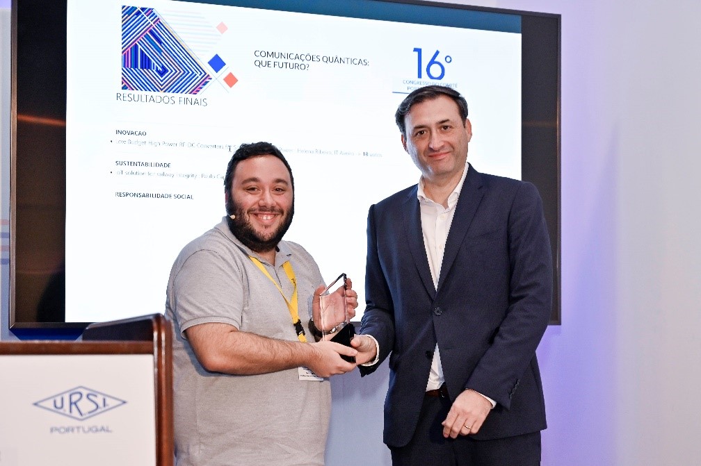 Paulo Capitão, vencedor do prémio melhor projeto sustentabilidade e João Miguel Coelho (Vice-Presidente da ANACOM)