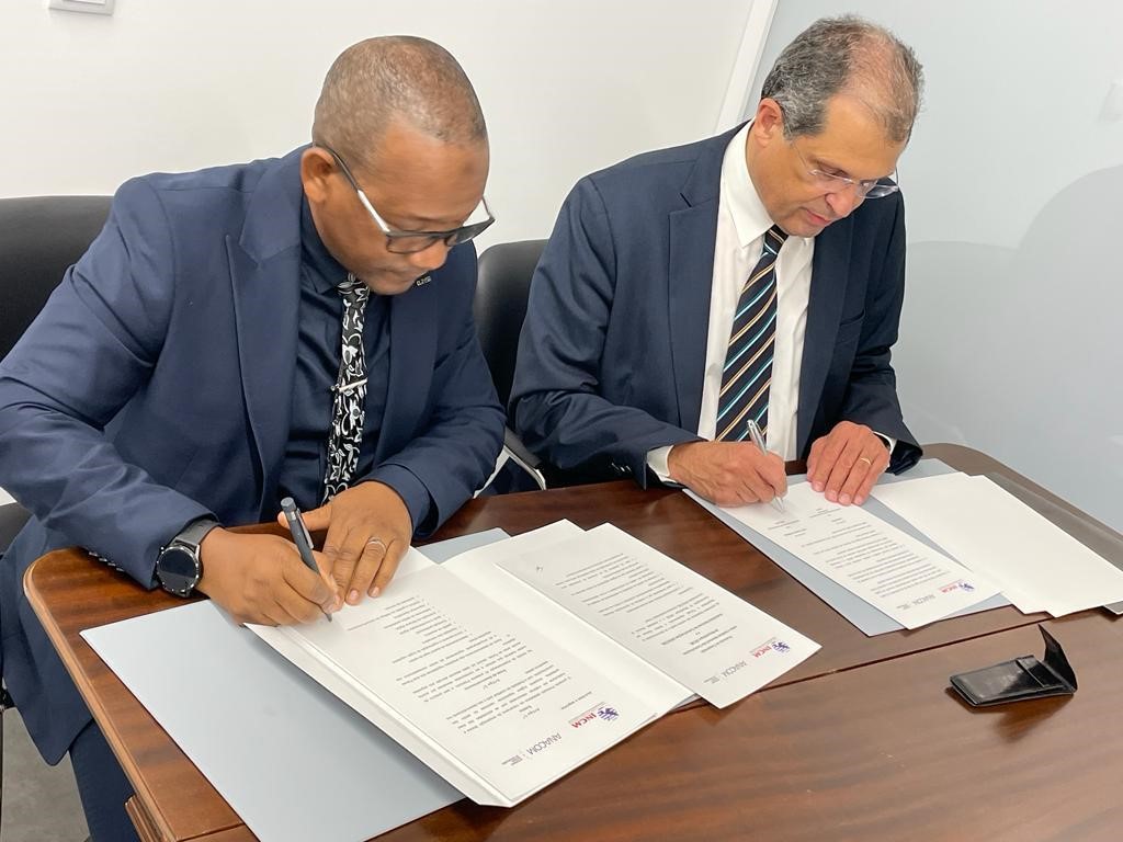 Tuaha Mote, Diretor-geral do INCM e João Cadete de Matos, Presidente da ANACOM, no momento da assinatura do protocolo de cooperação bilateral