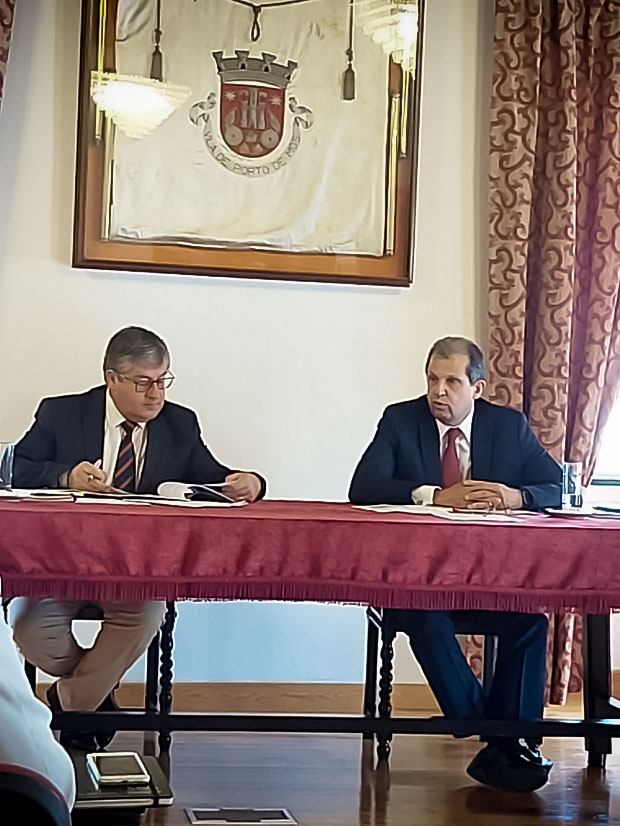 Da esquerda para a direita: Jorge Vala, Presidente da Câmara Municipal de Porto de Mós, e João Cadete de Matos, Presidente do Conselho de Administração da ANACOM