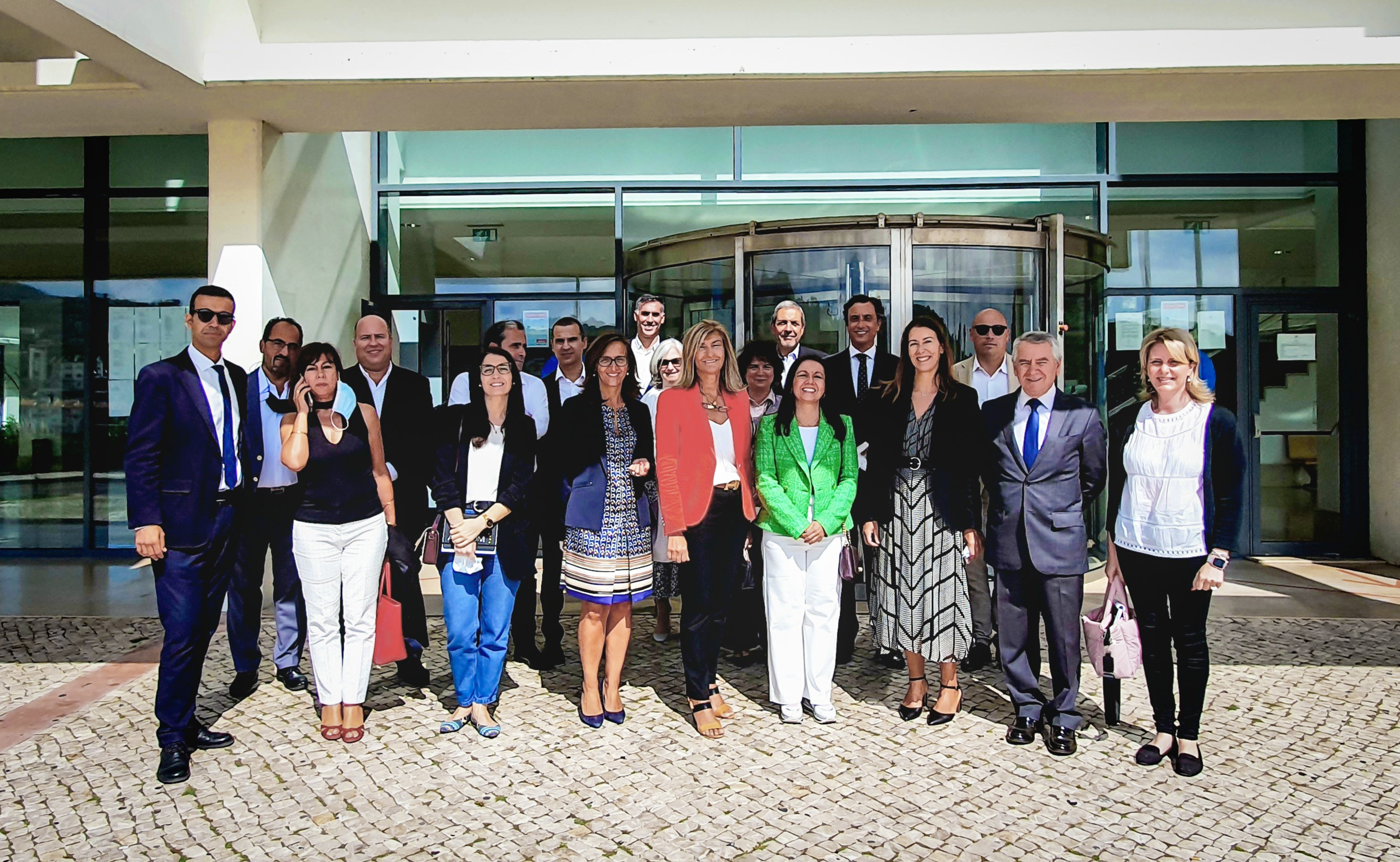 Paula Meira Lourenço and Sandro Mendonça, members of the Board of Directors, and the team that attended the meeting.
